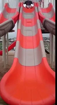 Un enfant fait une drôle de descente en toboggan