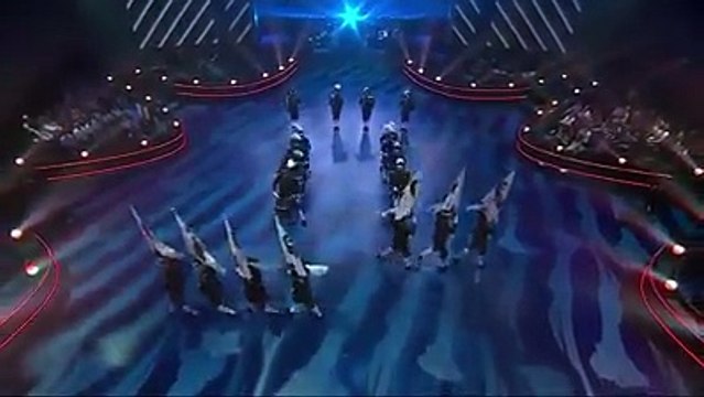 Des militaires synchronisés magnifiquement pour une démonstration de percussions !