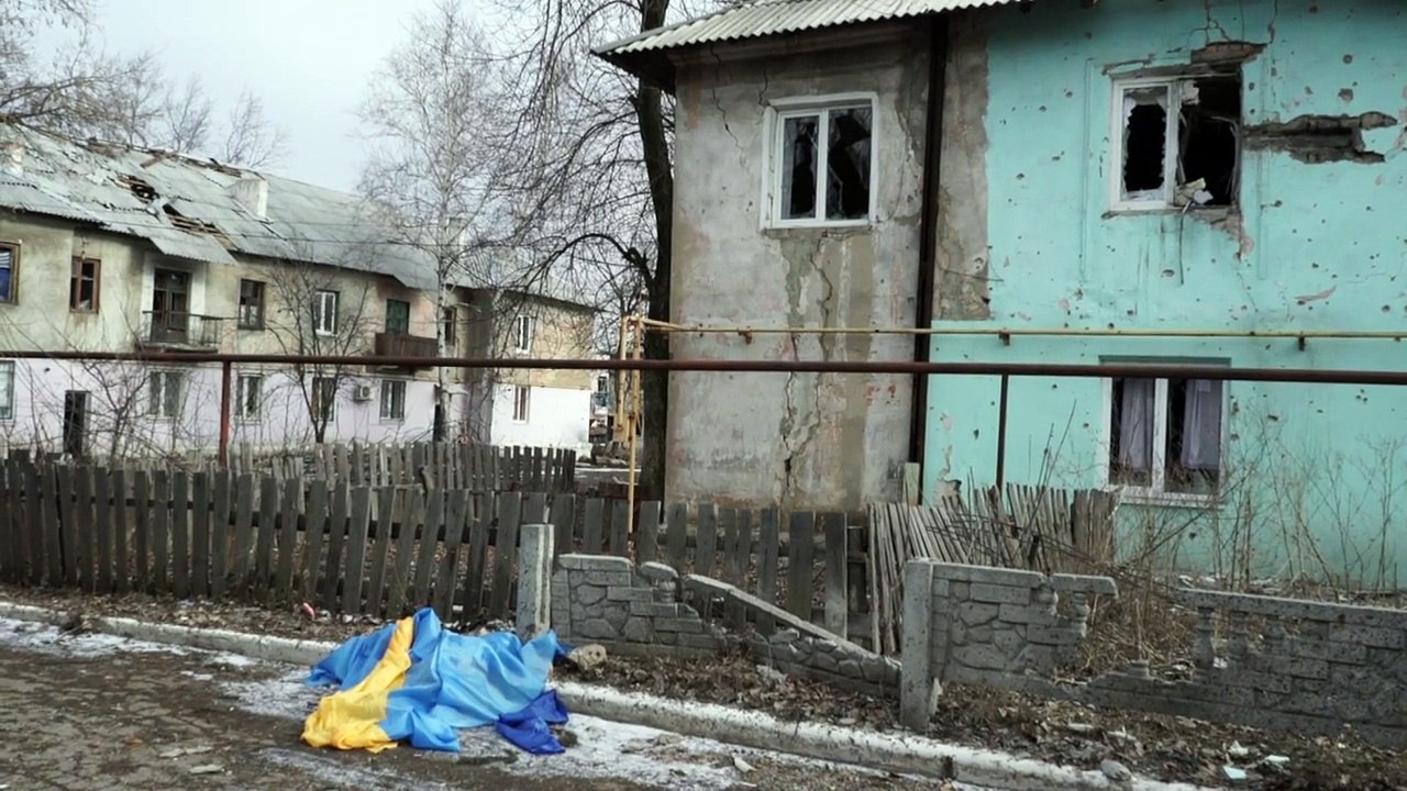 Zerstörte Häuser und verlassene Panzer in der Ost-Ukraine