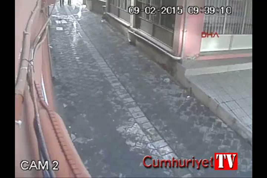 Sokak ortasında koca dehşeti: Yol ortasında defalarca bıçakladı