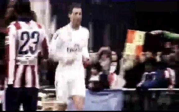 Chicharito Hernandez discute con Fernando Hierro en el banquillo de Real Madrid
