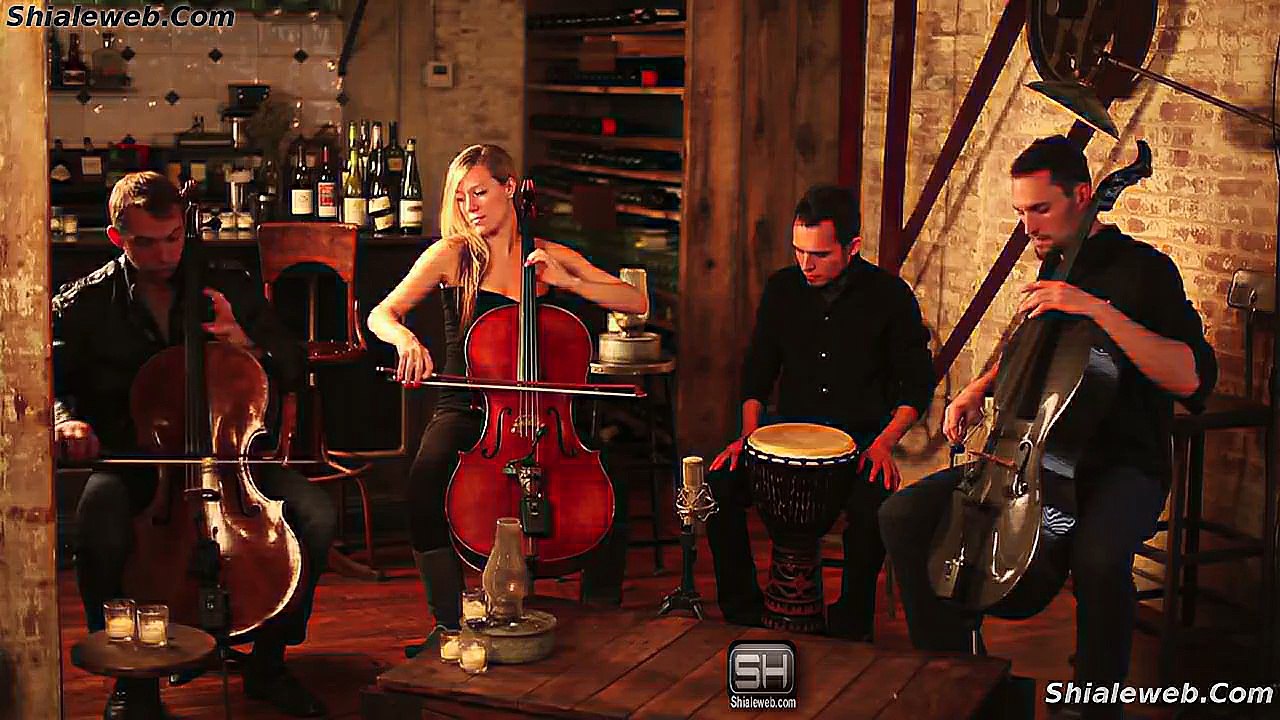 MUSICOS HACIENDO MUSICA CLASICA CON INSTRUMENTOS DE CUERDAS Y PERCUSION EN UN SOTANO