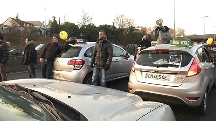 Les auto-écoles mobilisées contre la loi Macron