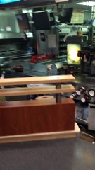 Un employé du MacDo pète les plombs et saccage le restaurant !