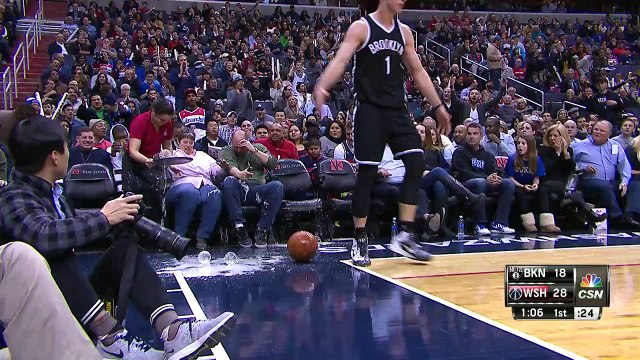 Mason Plumlee renverse un plateau de bières