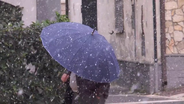 Carinaro (CE) - Neve in piazza Trieste, il parere dei cittadini (09.02.15)