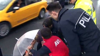 Kimisi üzerini örttü kimisi de şemsiye tuttu