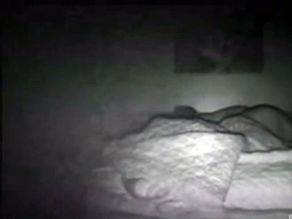 Mulher filma seu próprio sono e fica arrepiada com o que vê.