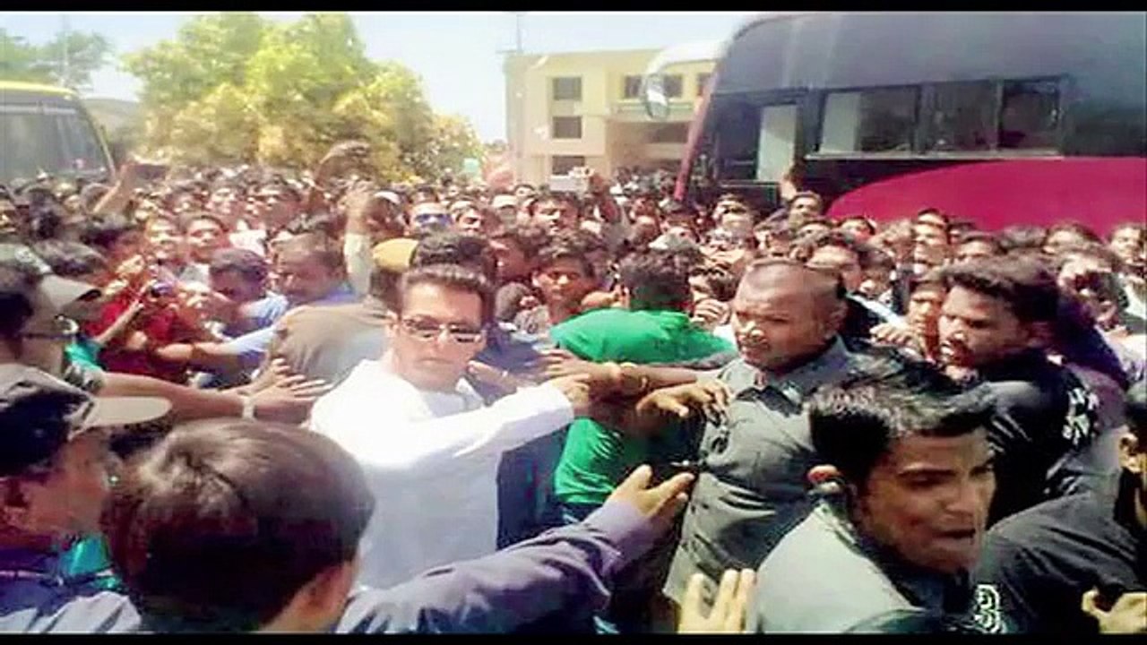 Salman Khan Slaps His Bodyguard In Public.mp4