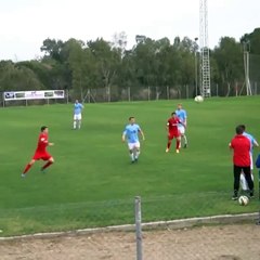 Que isso, jogador? Pareceu até o Pepe tentando desarmar na bola! Kkkkk!