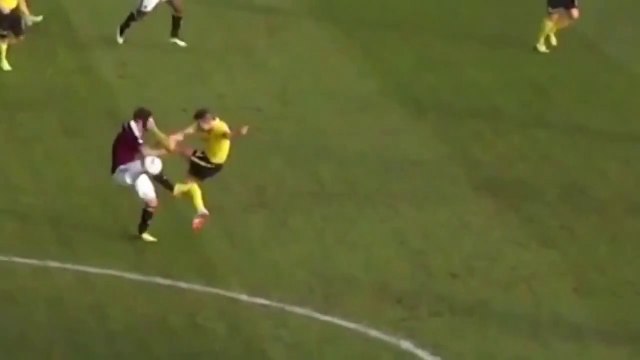 Incrível! Jogador acerta chute na cara de adversário