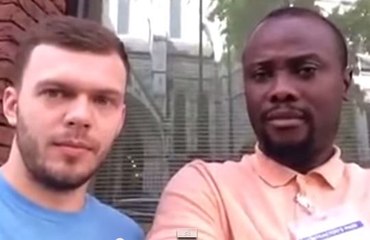 Un hombre se toma 'selfies' con desconocidos