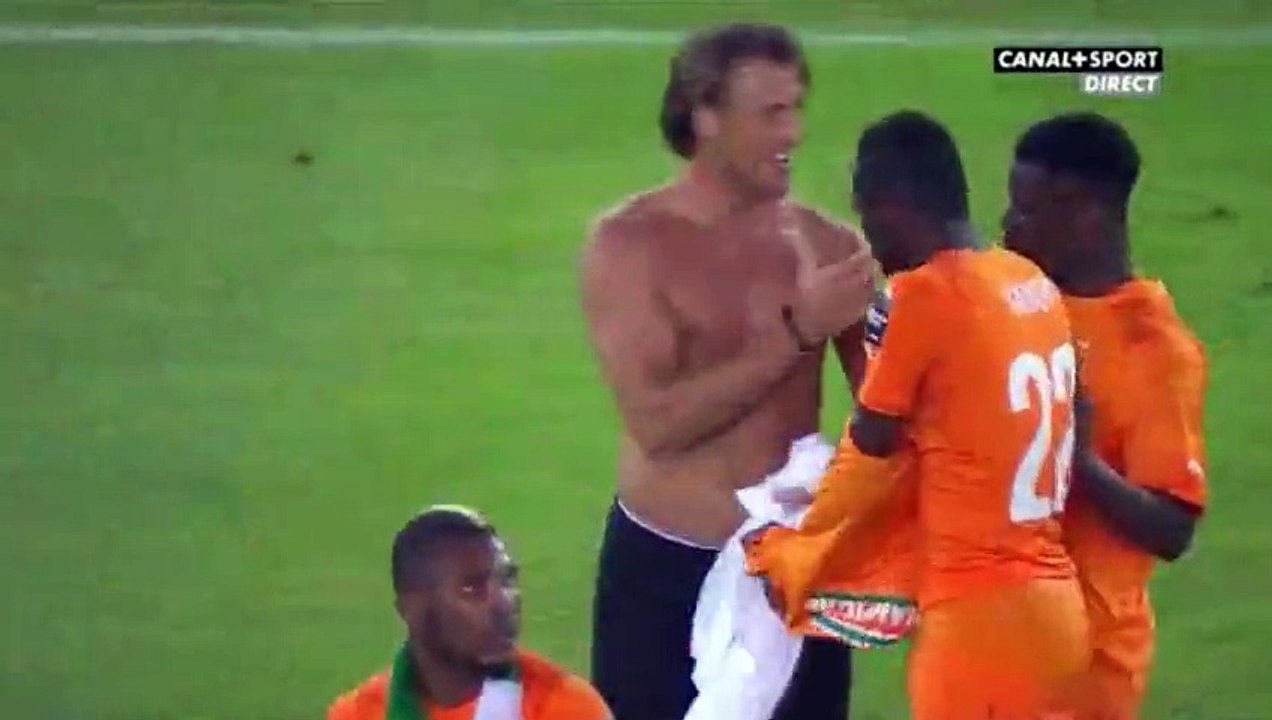 Hervé Renard danse torse nu après la victoire d...