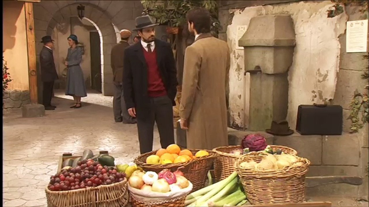 Conrado sonsaca a Lucas de que está enamorado de Aurora desde la Universidad