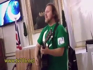 An American Sings Dil Dil Pakistan.....