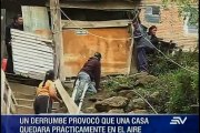 Familia evacuada en Quito por riesgo de colapso de vivienda