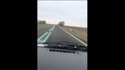 Beelden: Agenten houden gevaarlijke straatrace op N361 - RTV Noord