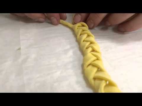 Minute Technique : Comment tresser de la pâte feuilletée pour des sacristains ? - 750 Grammes