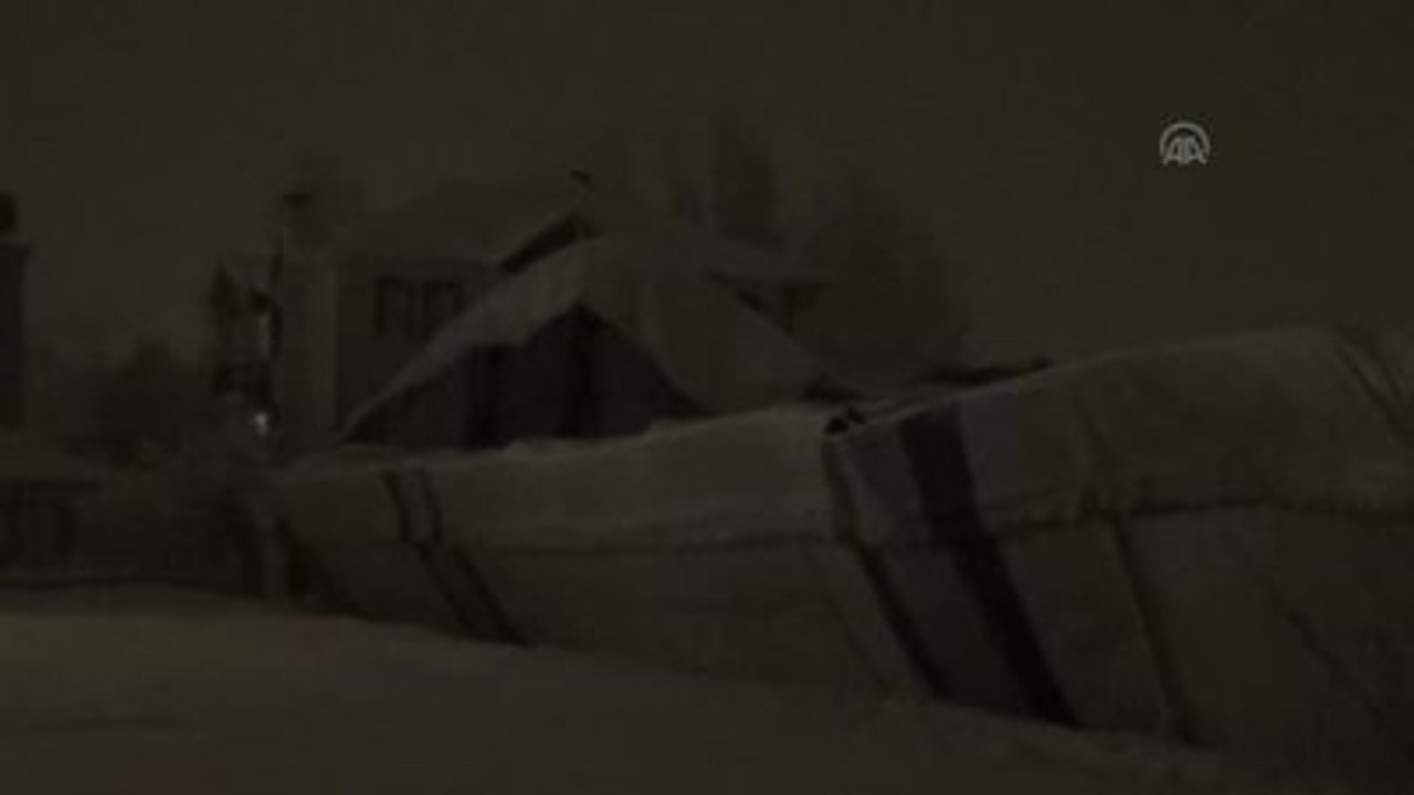 Kar Yağışı Nedeniyle Bir Halı Sahanın Çatısı Çöktü