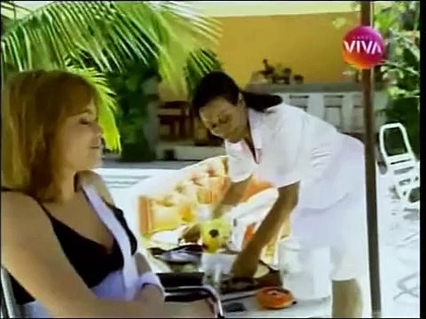 POR AMOR-eduarda joga laura de cadeira de rodas na piscina