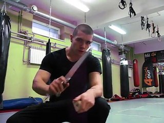 Il s'entraîne au nunchaku avec des couteaux aiguisés comme des rasoirs !