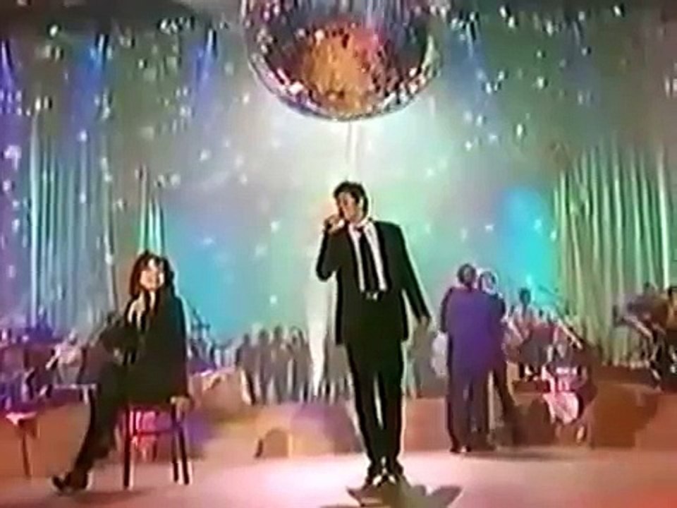 Fanny Ardant et Bruel dans les Enfoirés, pour la chanson "Laisse mes mains sur tes hanches"