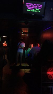 Chanter en yaourt pendant un karaoké : épique!