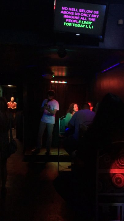 Chanter en yaourt pendant un karaoké : épique!