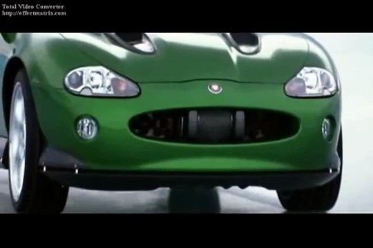 Meurs un autre jour - Aston Martin Vanquish VS Jaguar XKR cabriolet