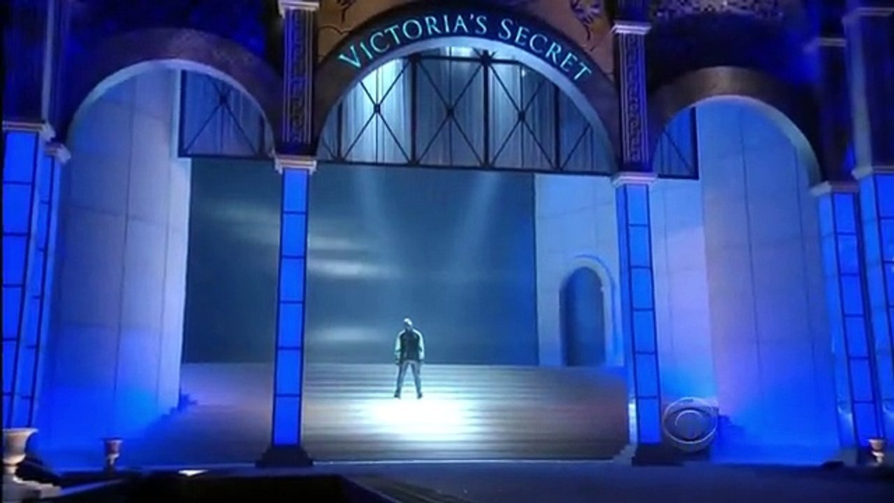 Kanye West - Stronger (victoria secret fashion show)