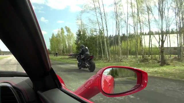 Une Ferrari 458 Italia défie une Suzuki Hayabusa Turbo