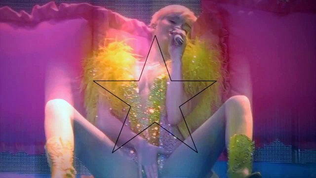 Grammys 2015 : Nicki Minaj Vs. Lady Gaga - Who Brought A Better Cleavage Show (Exclusive Videos)