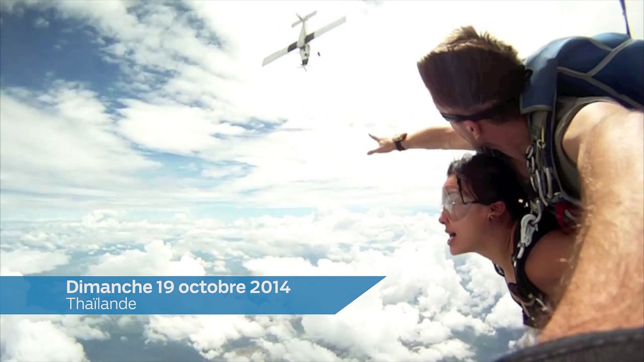 Deux parachutistes frôlés par un avion en plein ciel