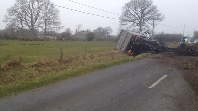 Un camion d'abats se couche sur la route