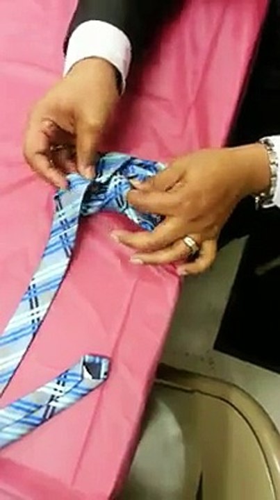 URGENT comment nouer un noeux papillon a partir d une CRAVATE