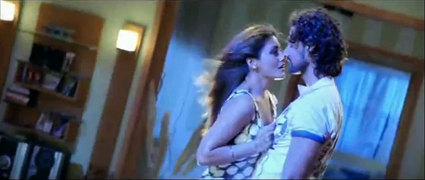 Rimi Sen Hot Romance Scene with Kunal Kapoor from Bollywood Movie