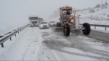 Yoğun Kar Yağışı İzmir-Ankara Karayolunda Ulaşımı Aksatıyor