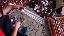 Elle fabrique un portrait géant avec 20.000 sachets de thé