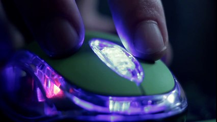 Su ex fallecida lo aterra desde el más allá por eliminarla del Facebook