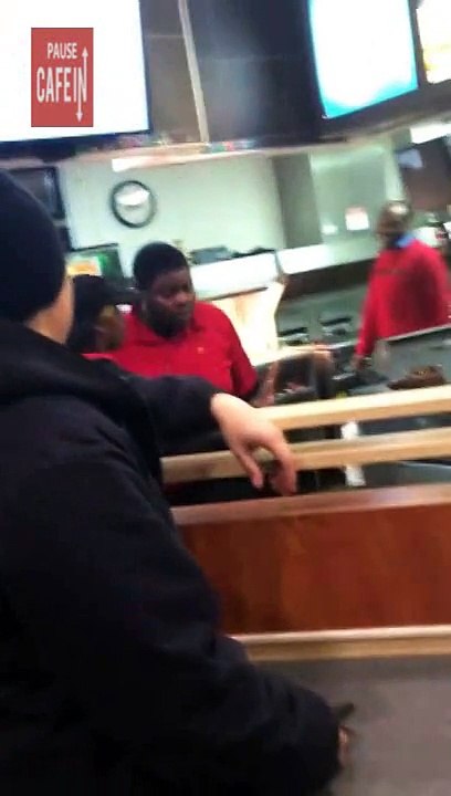 Cet employé de fastfood entre dans une rage fol...