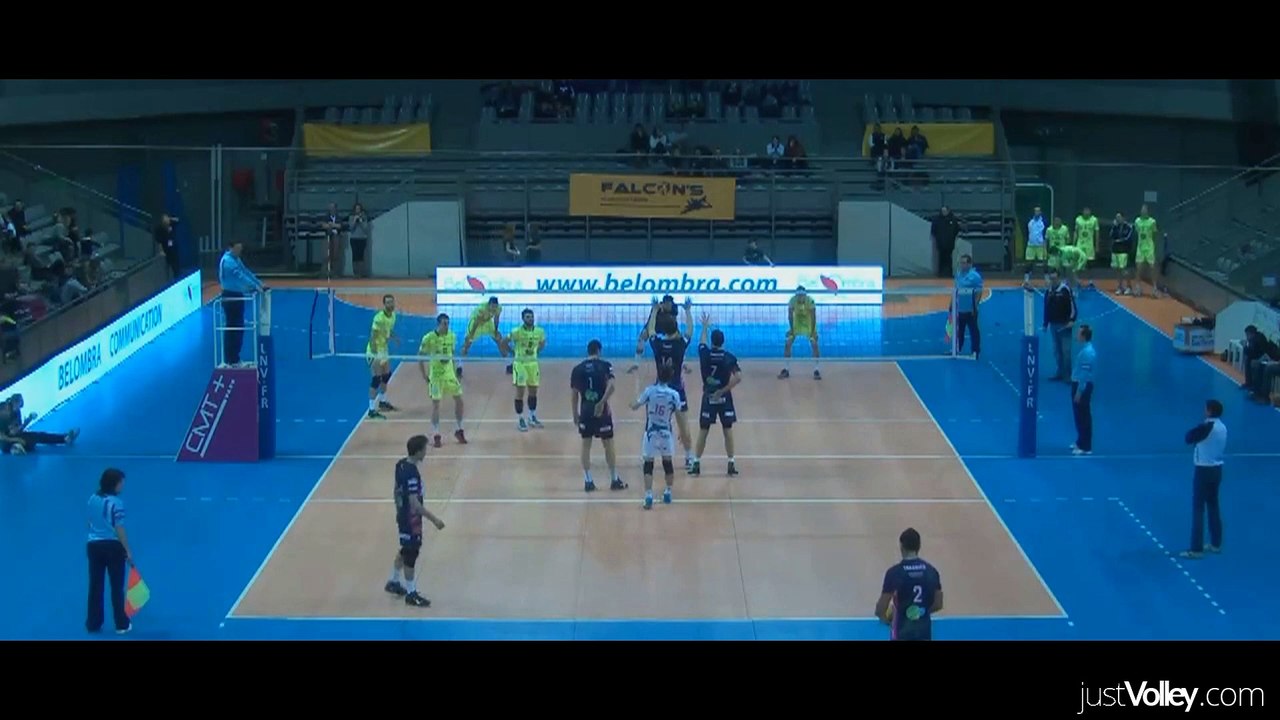 L'énorme service tribune de Toafa Takaniko - Volley