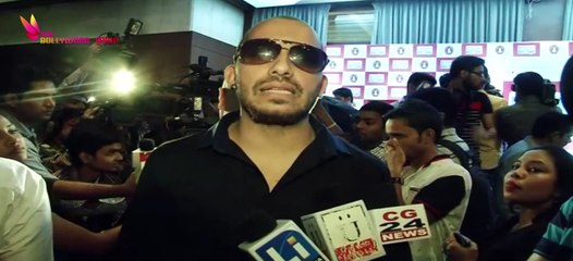Bigg Boss 8 Contestant Ali Quli Mirza Promotes Aarya Babbar's Book 'My Fiancee, Me & #IFU**EDUP'