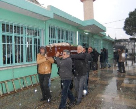 İzmir'de Cinnet: Eşi ve 2 Kızını Öldürdü, İntihar Girişiminde Bulundu (3)