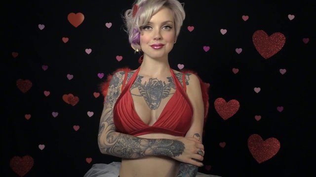 Sara X Mills bouge ses seins sur Beethoven pour la Saint-Valentin