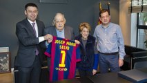 El president del FC Barcelona, Josep Maria Bartomeu, rep el soci més antic