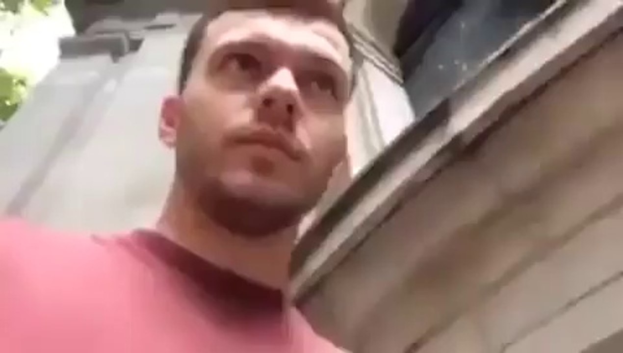 Tanımadığı İnsanlarla Selfi Çeken Adam