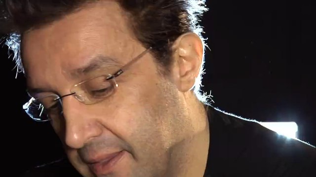 Flavio Insinna legge il testo di una canzone di Nicola Di Bari