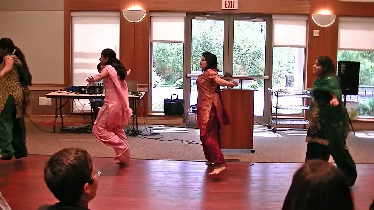 Indian-American girls dance at Independence Day