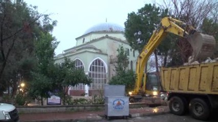 Antalya'da Yıldırım Düşen Caminin Minaresi Yıkıldı