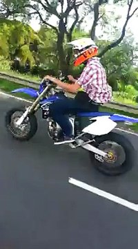Tránsito no puede sancionar a motociclistas que grabaron peligrosas acrobacias